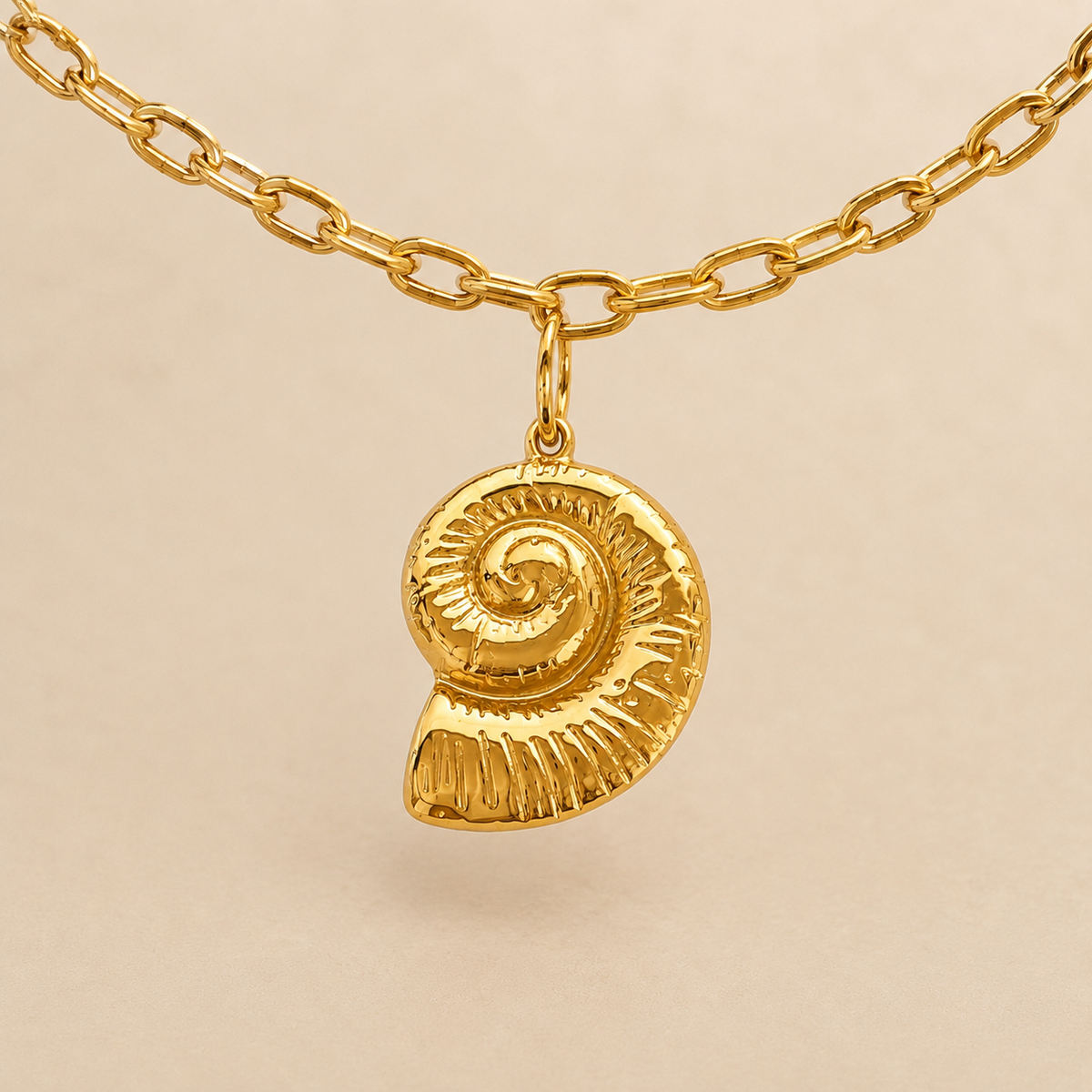 C-030 charm Coquillage doré